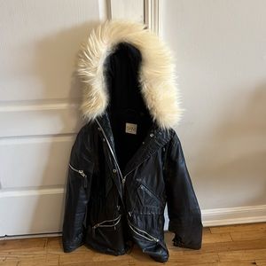 SAM. Jacket in navy blue with raccoon fur hood. Size M